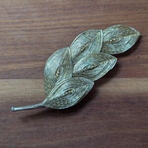 Vintage Gold Tone Wire Spun Leaf Brooch pin, feminine delicate feel